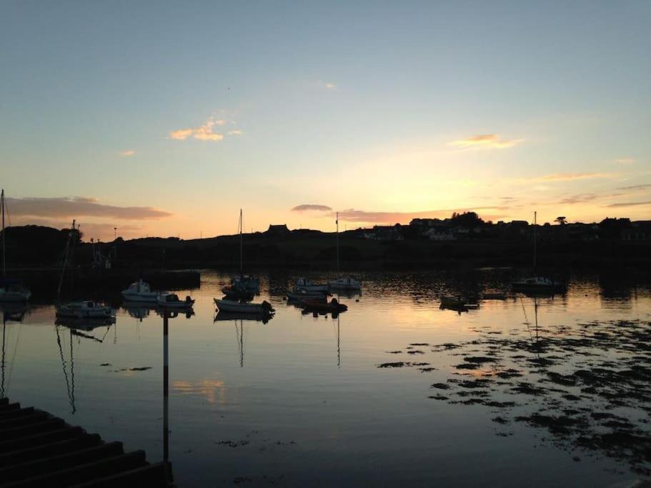 3 Bedroom Townhouse Right On The Harbour Isle of Whithorn Eksteriør billede