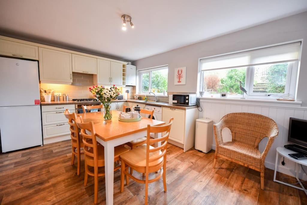 3 Bedroom Townhouse Right On The Harbour Isle of Whithorn Eksteriør billede