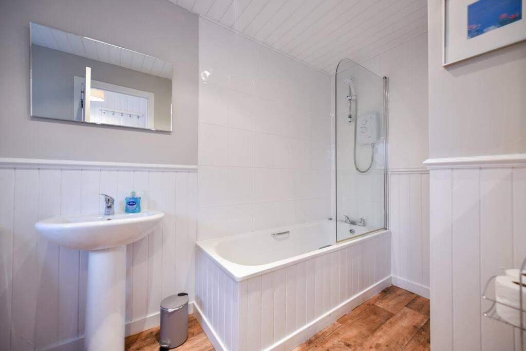3 Bedroom Townhouse Right On The Harbour Isle of Whithorn Eksteriør billede