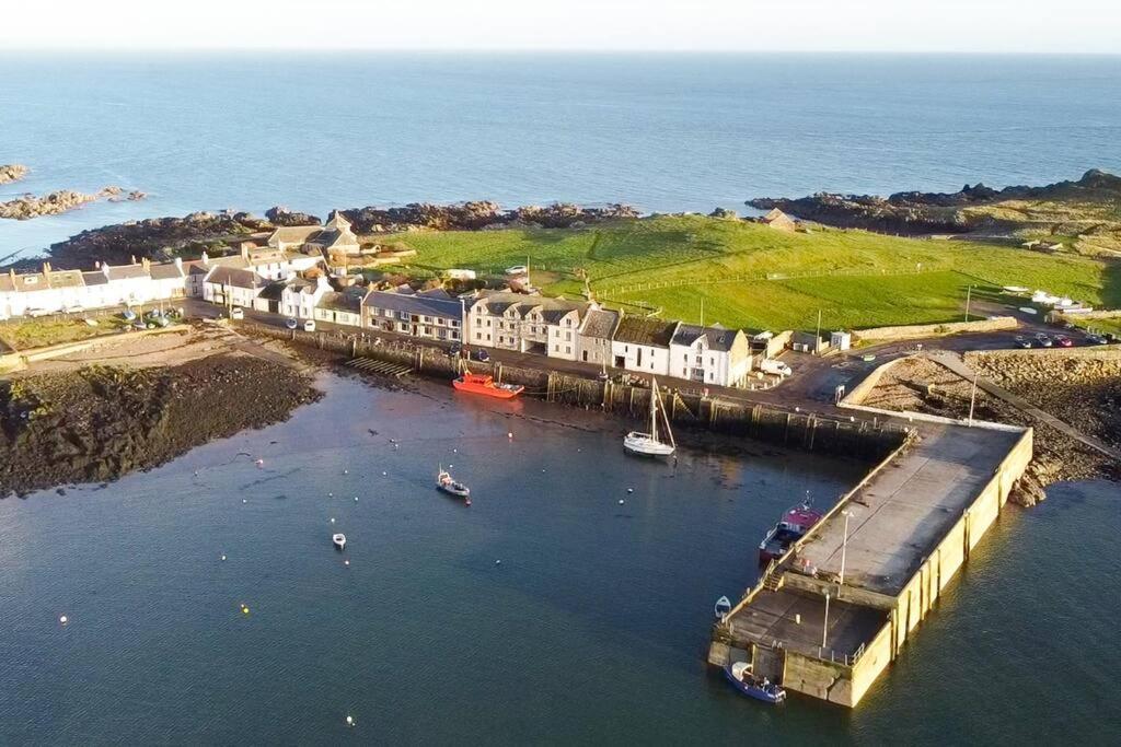3 Bedroom Townhouse Right On The Harbour Isle of Whithorn Eksteriør billede