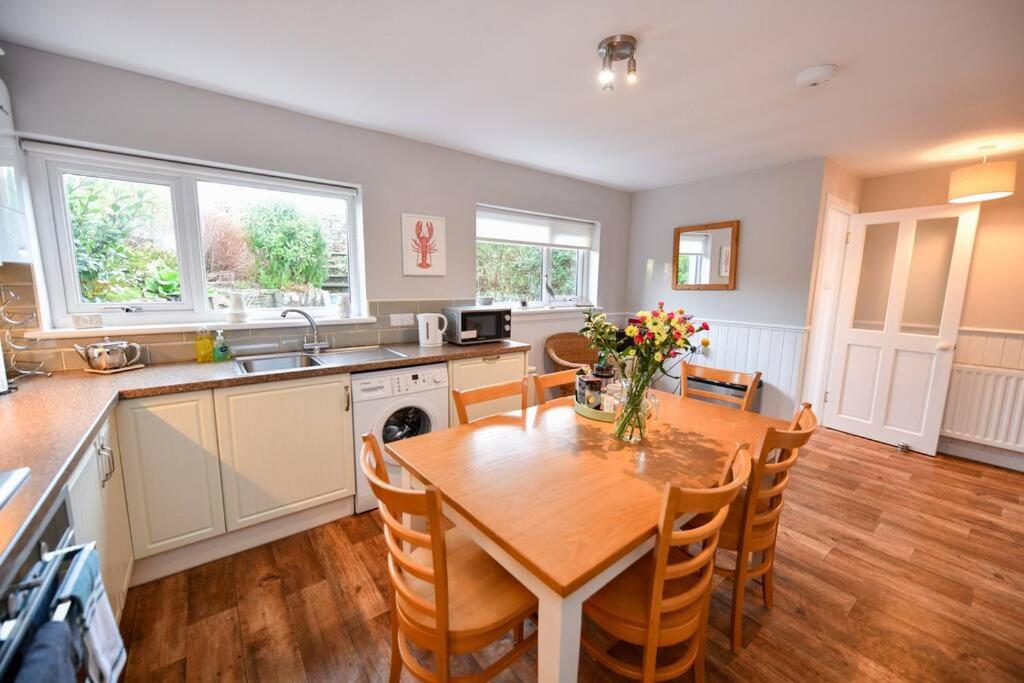 3 Bedroom Townhouse Right On The Harbour Isle of Whithorn Eksteriør billede