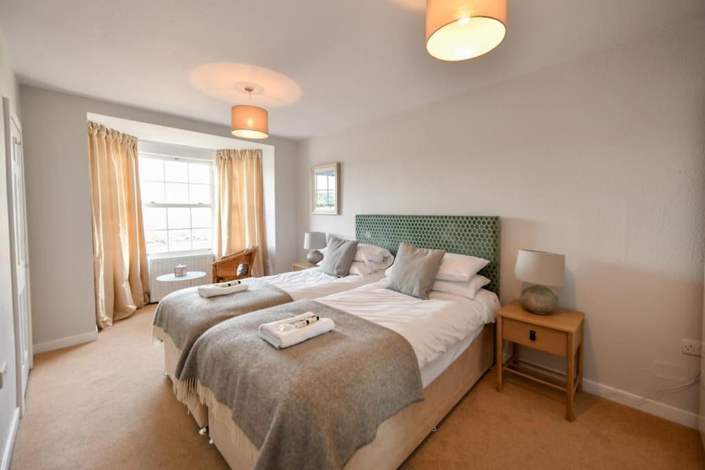 3 Bedroom Townhouse Right On The Harbour Isle of Whithorn Eksteriør billede