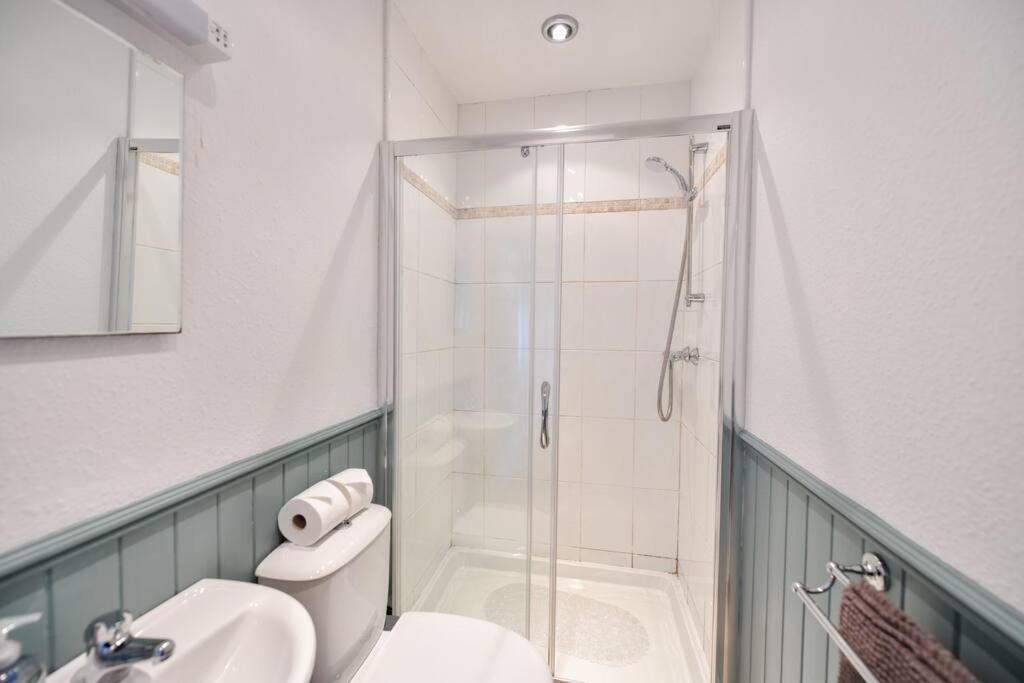 3 Bedroom Townhouse Right On The Harbour Isle of Whithorn Eksteriør billede