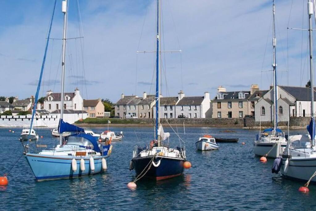 3 Bedroom Townhouse Right On The Harbour Isle of Whithorn Eksteriør billede