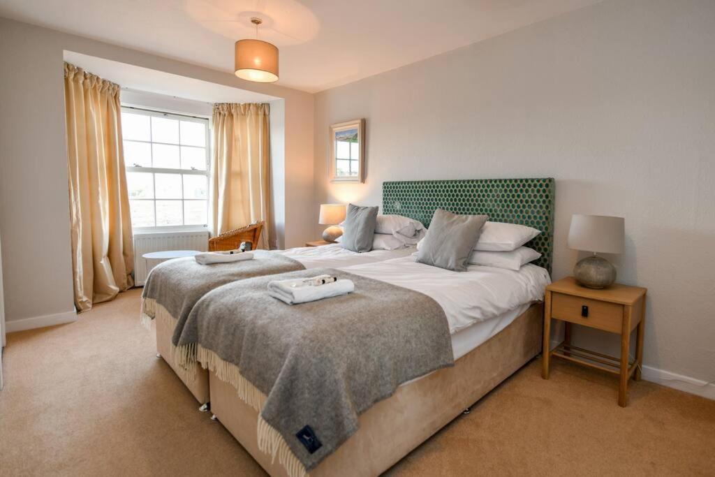 3 Bedroom Townhouse Right On The Harbour Isle of Whithorn Eksteriør billede