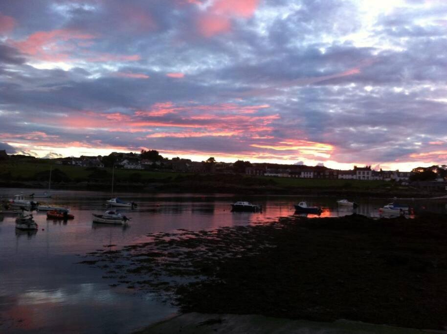 3 Bedroom Townhouse Right On The Harbour Isle of Whithorn Eksteriør billede