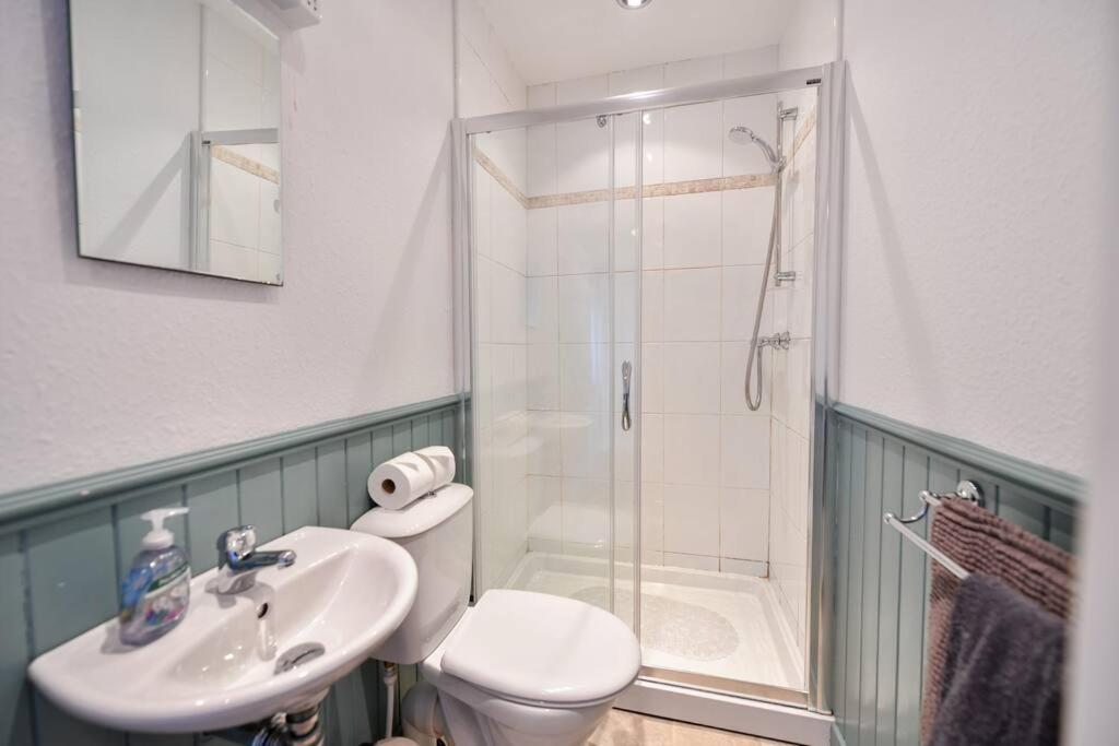 3 Bedroom Townhouse Right On The Harbour Isle of Whithorn Eksteriør billede